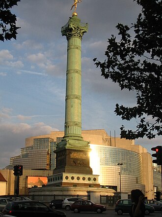 Vista exterior de la Ópera de la Bastilla en París