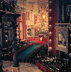 Presbiterio con la cátedra de San Pedro en la basílica homónima durante el Concilio Vaticano II.