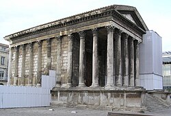 Trabajos de restauración y limpieza en la Maison Carrée
