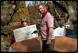 Padre e hijo sujetando un cartel durante la crisis