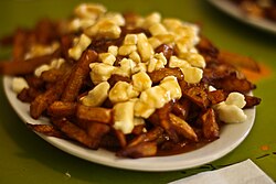 Un plato popular quebequés es la poutine, como ésta del restaurante La Banquise de Montreal.