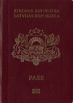 Página de información personal de un pasaporte biométrico letón