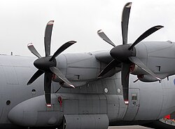 Turbohélices de un Hercules C4 (C-130J-30) de la Real Fuerza Aérea.