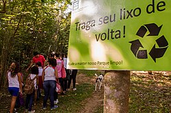 Cartel de concientización sobre residuos en un parque natural