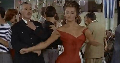 Fotograma de una película con Vittorio De Sica y Sophia Loren bailando.