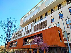 Edificio del Colegio de Médicos ubicado en la zona alta de Barcelona