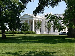 Vista exterior de la Casa Blanca desde los jardines