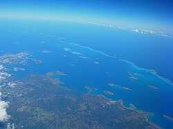 Vista aérea de la costa y las bahías de Numea.