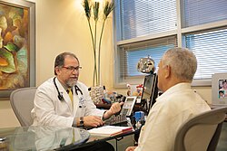 Fotografía de un médico interactuando con su paciente.