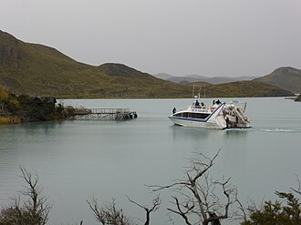 Catamarán en el lago