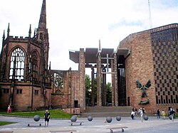 Catedrales vieja y nueva de Coventry, destruida la primera durante la Segunda Guerra Mundial.