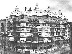 Fotografía histórica de la Casa Milà publicada en 1914