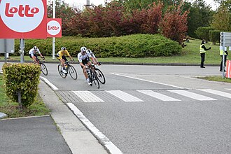 Pelotón de ciclistas en la Lieja-Bastoña-Lieja 2020