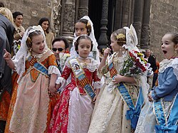 Niñas con el traje tradicional valenciano