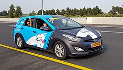 Vehículo del equipo en una carrera