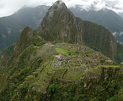 Paisaje montañoso donde se ubica el sitio arqueológico de Machu Picchu.