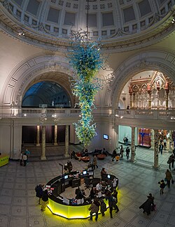 Lámpara de cristal soplado de Dale Chihuly en la rotonda de la entrada principal
