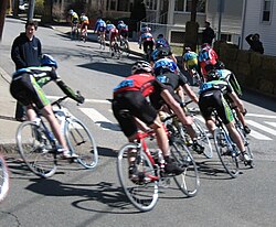 Carrera de critérium en un entorno universitario