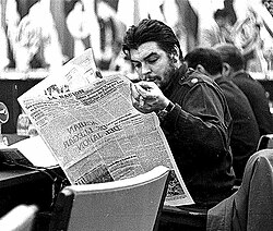 Ernesto Guevara leyendo La Nación