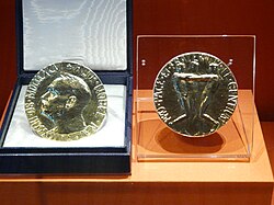 Anverso y reverso de la medalla del Premio Nobel de la Paz