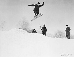Fotografía histórica de un salto de esquí en Canadá en 1905