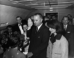 Lyndon B. Johnson prestando juramento en el Air Force One