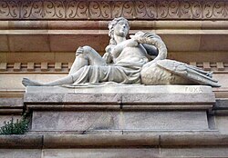 Detalle ornamental de la cascada