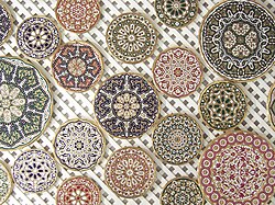 Platos de loza de Fajalauza decorados con lacerías y geometrías de origen andalusí