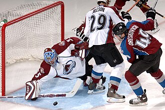 Portero de hockey sobre hielo realizando una parada