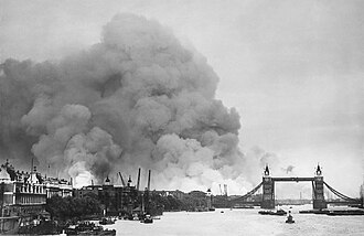 Vista del río Támesis y humo en los puertos de Londres tras los bombardeos