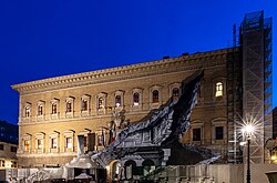 Vista nocturna del Palacio Farnesio con intervenciones artísticas murales
