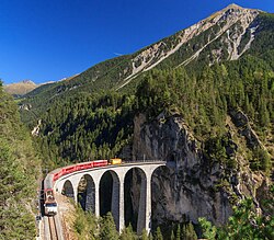 Tren de pasajeros circulando por vías ferroviarias en Suiza.