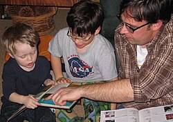 Adulto leyendo con niños
