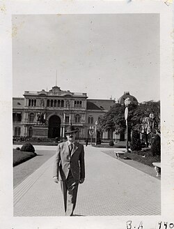 Francisco Ayala frente a la Casa Rosada