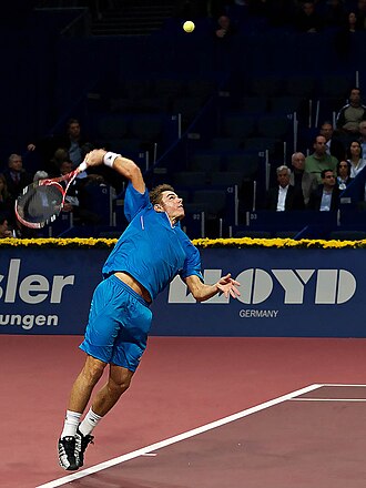 Stan Wawrinka ejecutando un servicio durante el torneo de Basilea.
