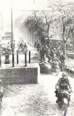 Tropas alemanas cruzando la frontera con Luxemburgo
