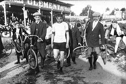 Lucien Petit-Breton en el velódromo de Buffalo tras finalizar segundo en la prueba de los 100 kilómetros