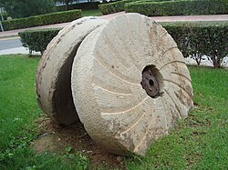 Muelas de molino talladas en piedra de gran dureza