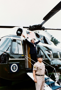 Nixon abordando el helicóptero presidencial