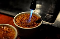 Caramelización de una crème brûlée con soplete culinario