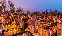 Flores y velas en un cementerio en Polonia