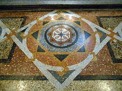 Detalle del mosaico de la iglesia de San Paciano diseñado por Antoni Gaudí