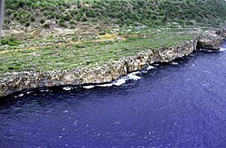 Fotografía aérea de la escarpada costa rocosa de Navaza