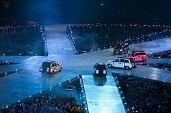 Llegada de las Spice Girls a la ceremonia de clausura en taxis tradicionales británicos.