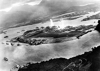 Fotografía de Pearl Harbor tomada desde un avión japonés al comienzo del ataque