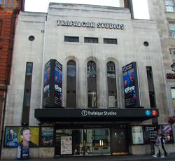 Fachada del Whitehall Theatre, actual Trafalgar Studios, inaugurado en 1930.
