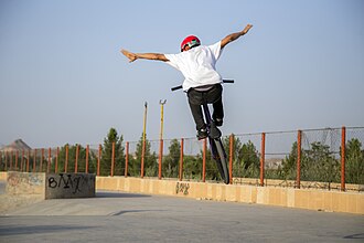 Carrera de BMX en pista de tierra