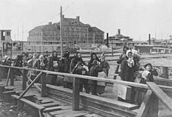 Desembarco de inmigrantes en Ellis durante 1902
