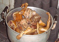 Carne de perro parcialmente cocinada