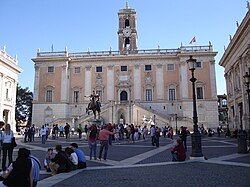 Piazza del Campidoglio con la fachada del Palazzo Senatorio